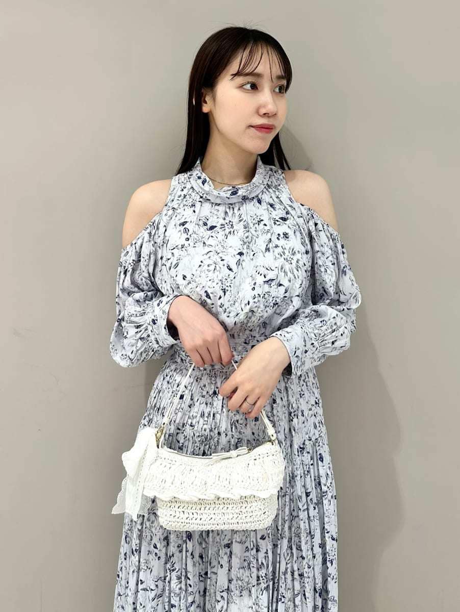 ブルー系のワンピース、ホワイト系のカーディガン/ボレロを着用したレディースの冬コーディネートの2枚目の写真