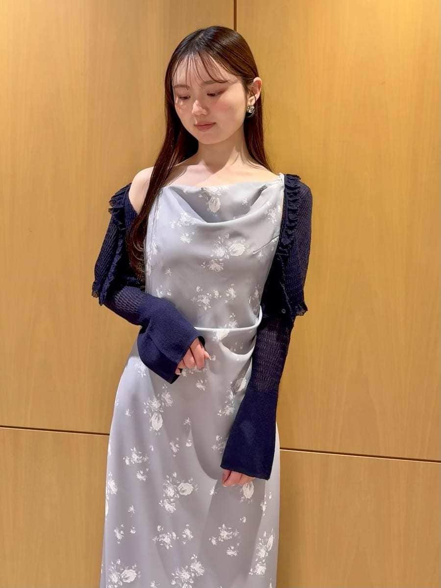 その他のワンピース、ブルー系のカーディガン/ボレロ、ブラック系のパンプスを着用したレディースの春コーディネートの4枚目の写真