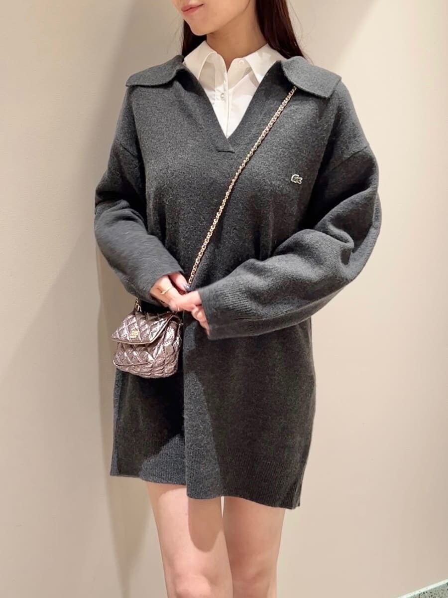 ホワイト系のシャツ/ブラウス、パープル系のショルダーバッグ、ブラック系のブーツを着用したレディースの秋コーディネートの4枚目の写真