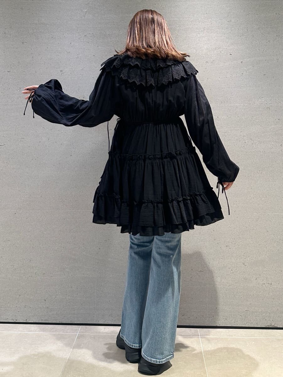 ブラック系のその他トップス、ブルー系のデニムパンツ、ブラック系のローファーを着用したレディースの春コーディネートの4枚目の写真