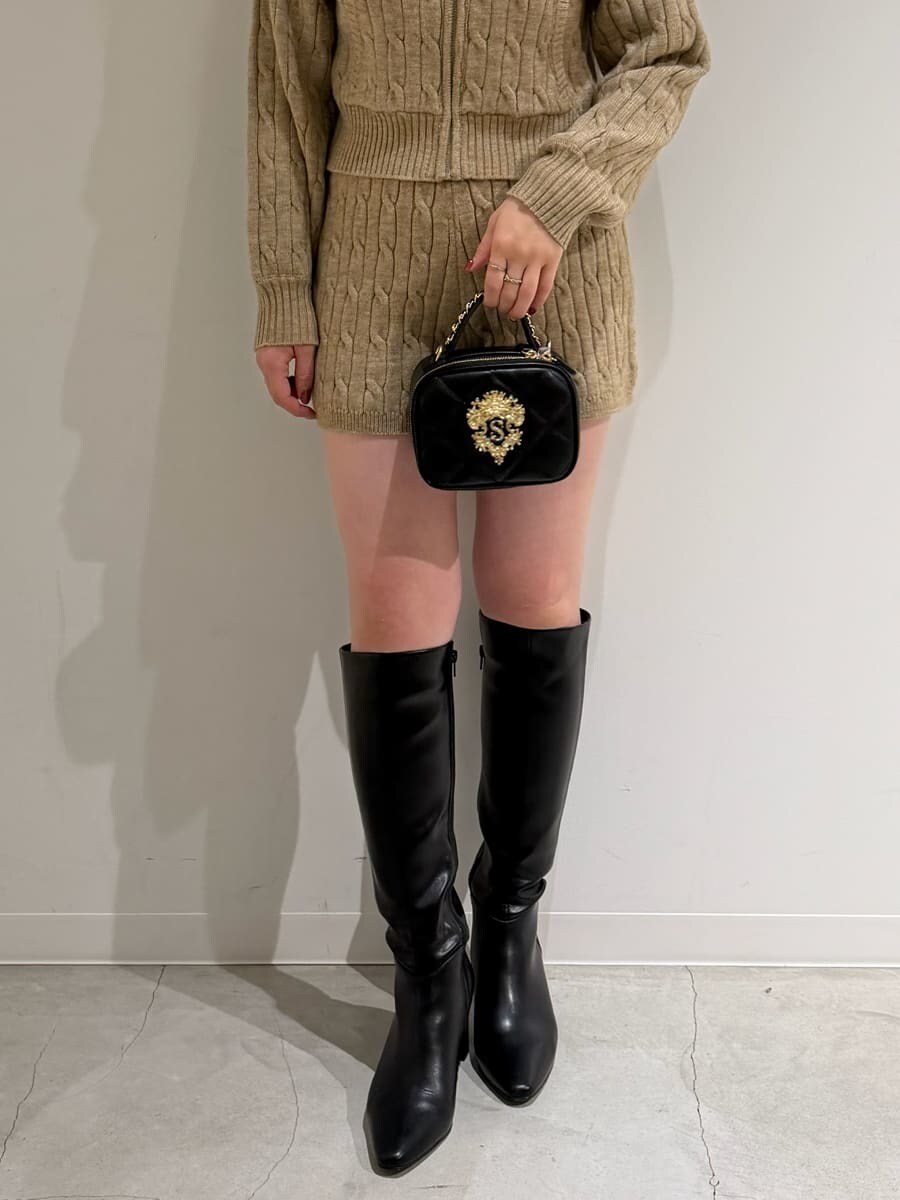 ブラウン系のその他パンツ、ブラウン系のパーカー、ブラック系のブーツを着用したレディースの秋コーディネートの8枚目の写真