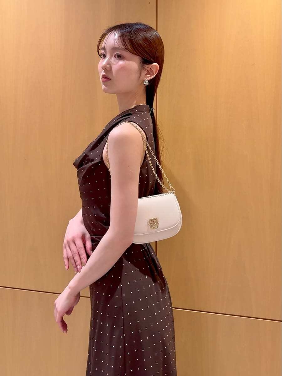 ブラウン系のワンピース、ホワイト系のショルダーバッグを着用したレディースの春コーディネートの5枚目の写真