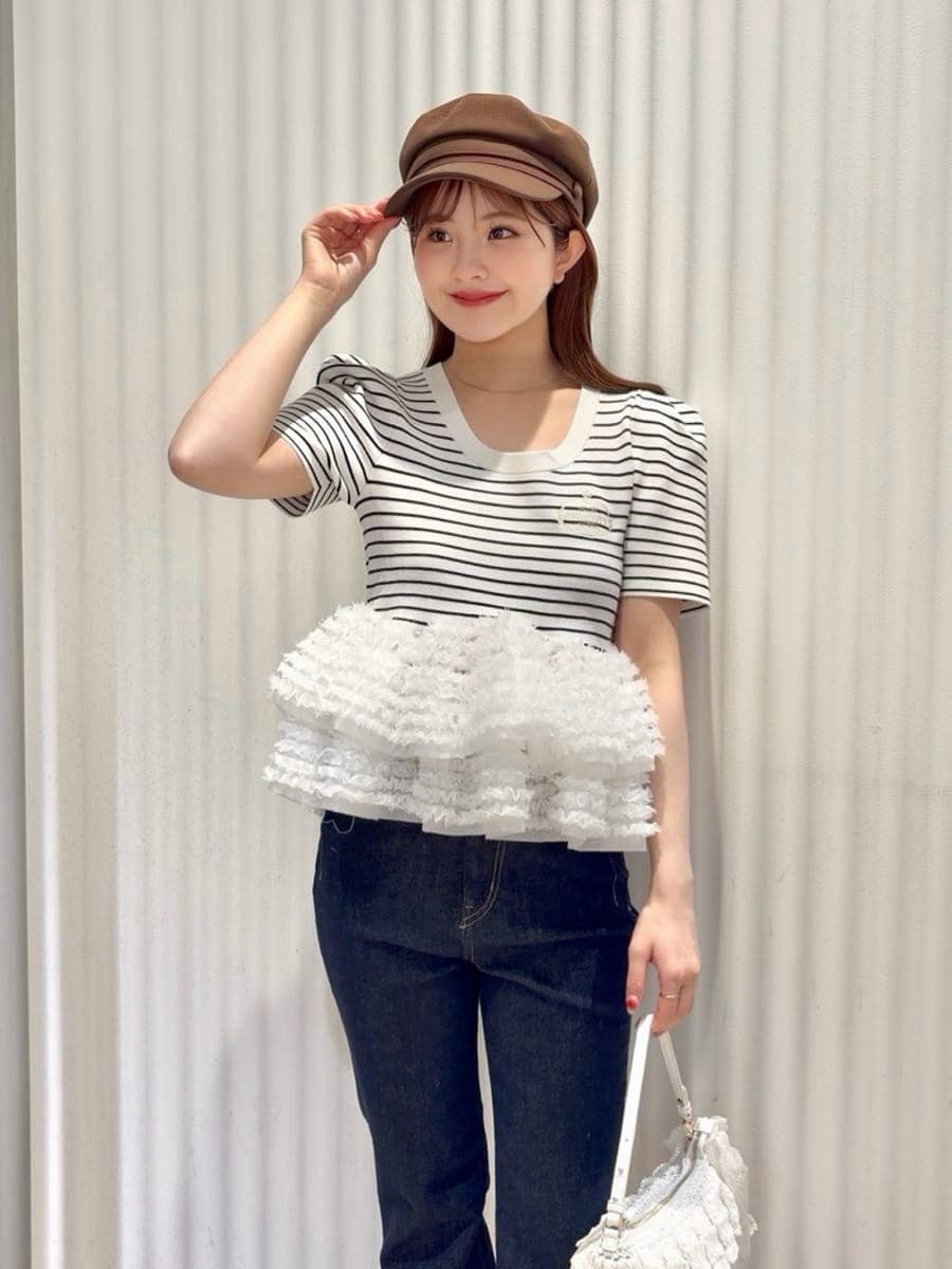 ブルー系のデニムパンツ、その他のニット/セーター、ホワイト系のパンプスを着用したレディースの春コーディネートの3枚目の写真