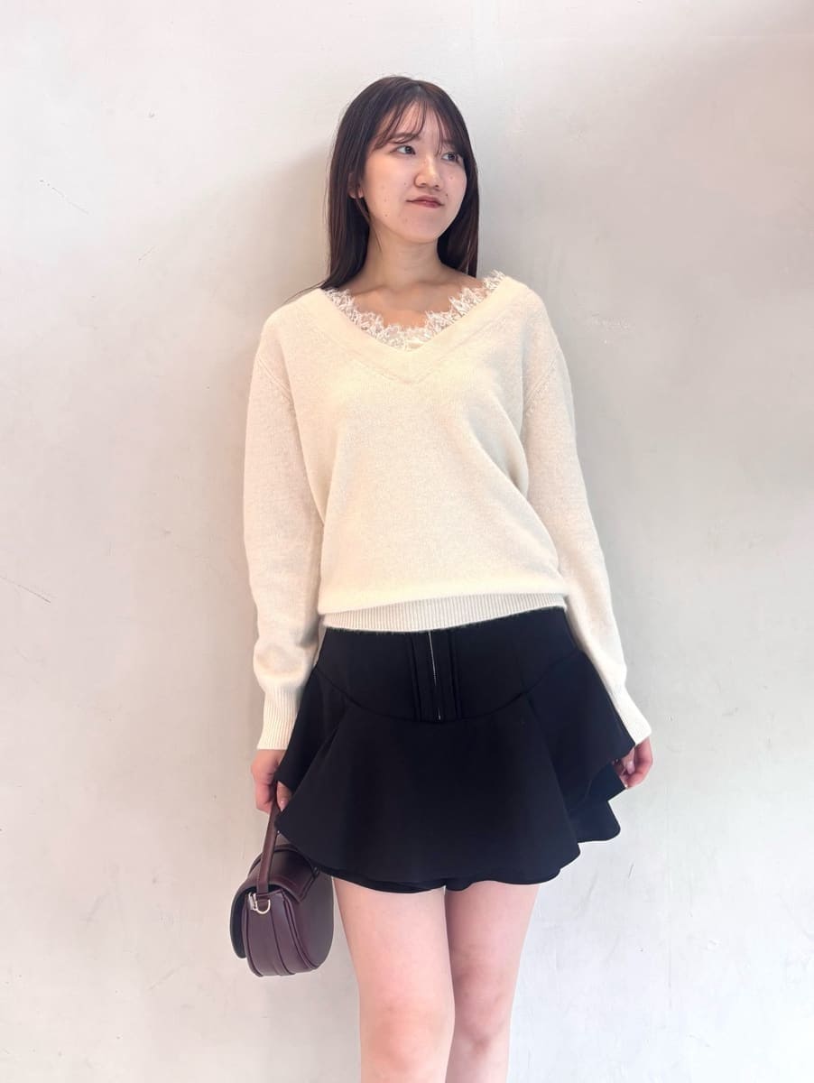 ブラウン系のハンドバッグ、ホワイト系のニット/セーター、ブラック系のその他パンツを着用したレディースの秋コーディネートの6枚目の写真