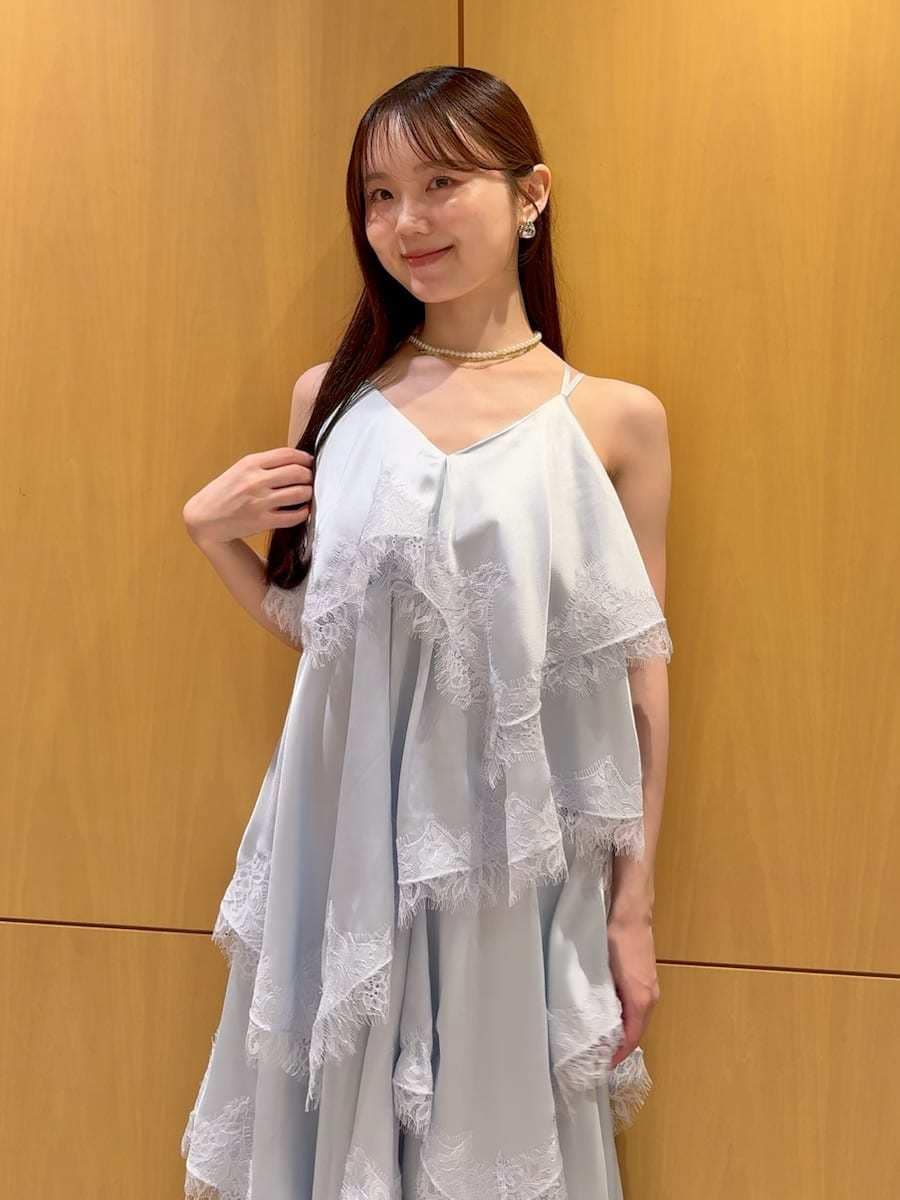 ブルー系のワンピース、ブラウン系のショルダーバッグ、その他のネックレスを着用したレディースの夏コーディネートの5枚目の写真