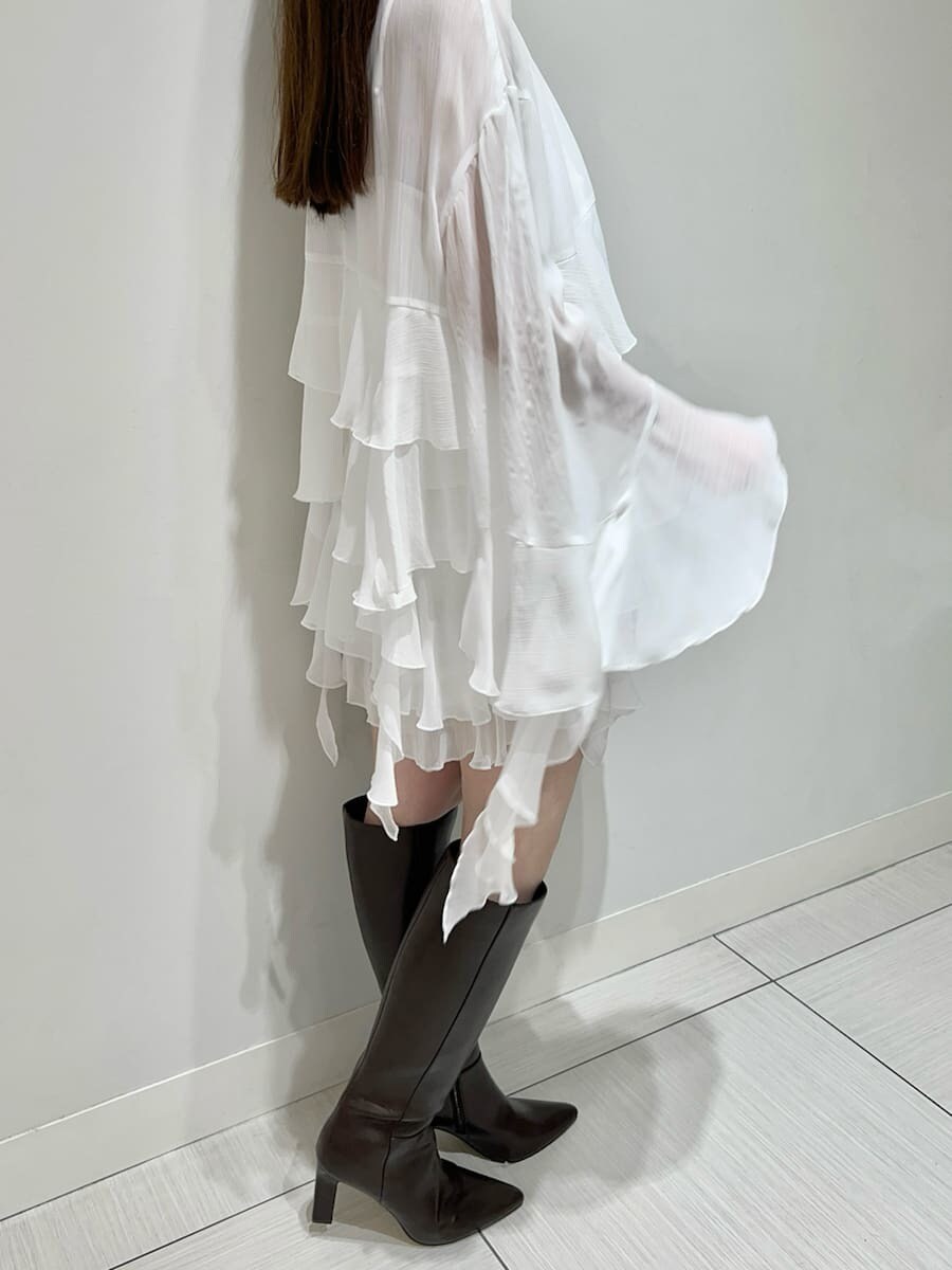 ホワイト系のシャツ/ブラウス、ホワイト系のその他パンツ、ブルー系のショルダーバッグを着用したレディースの秋コーディネートの3枚目の写真