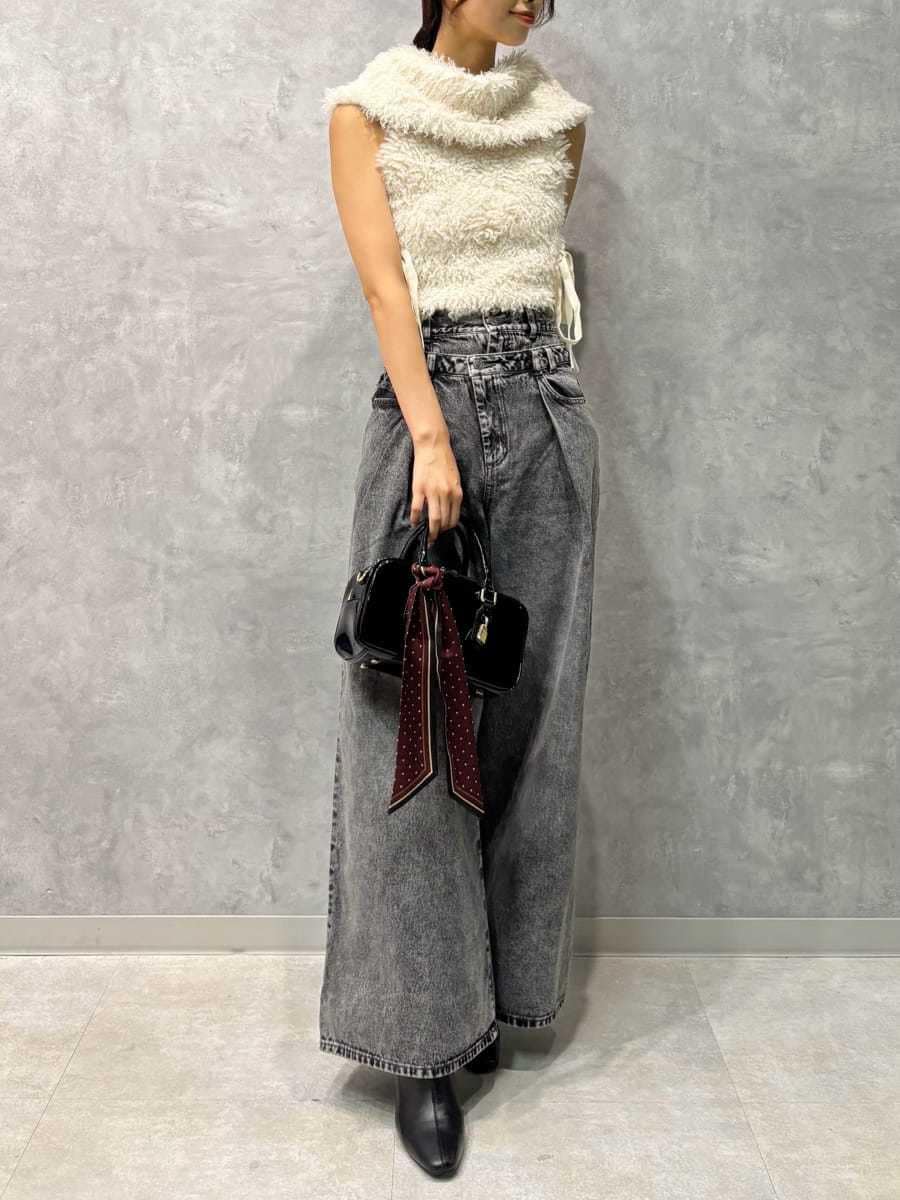 ホワイト系のニット/セーター、グレー系のデニムパンツ、ブラック系のブーツを着用したレディースの秋コーディネートの2枚目の写真