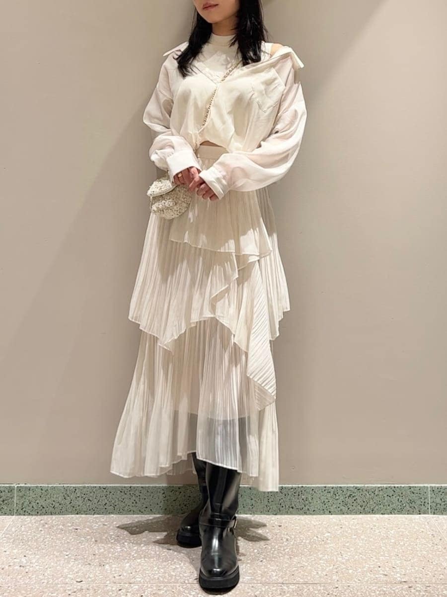 ホワイト系のニット/セーター、ホワイト系のスカート、ホワイト系のショルダーバッグを着用したレディースの秋コーディネートの3枚目の写真