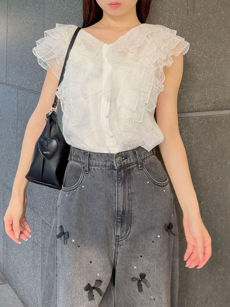 ブラック系のその他パンツ、ブラック系のショルダーバッグ、ホワイト系のシャツ/ブラウスを着用したレディースの夏コーディネートの6枚目の写真