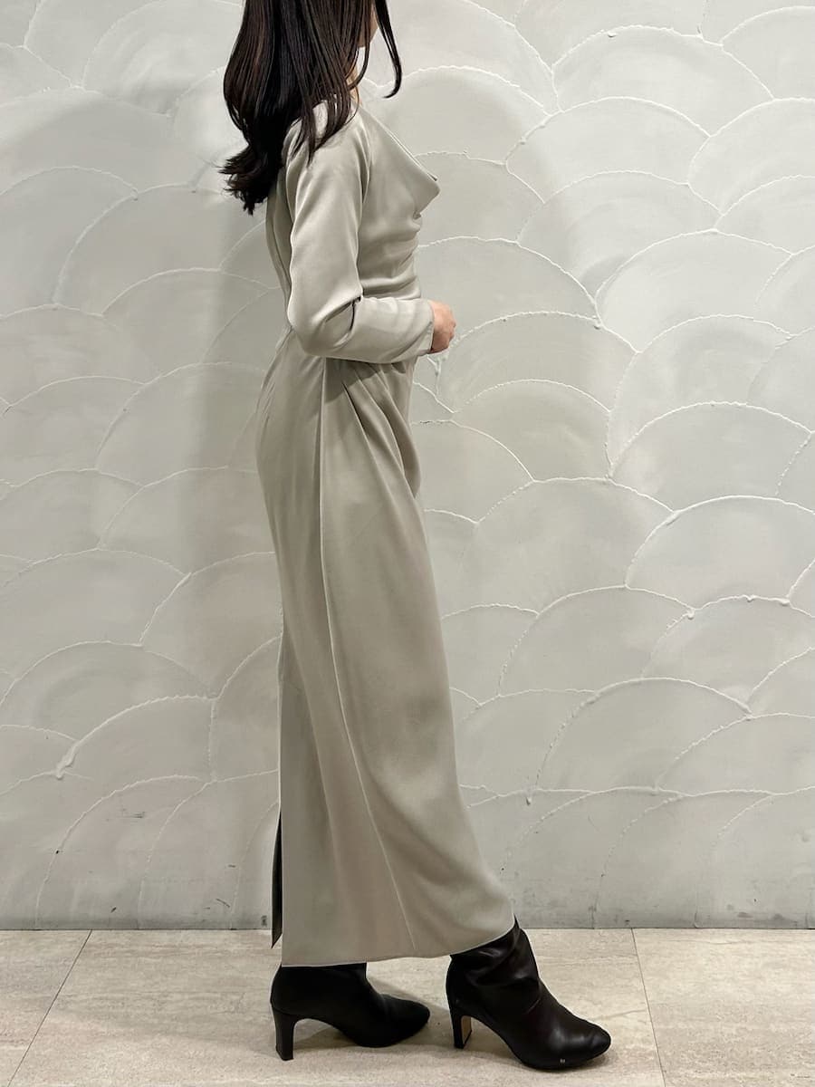 グリーン系のワンピース、ホワイト系のハンドバッグを着用したレディースの冬コーディネートの2枚目の写真