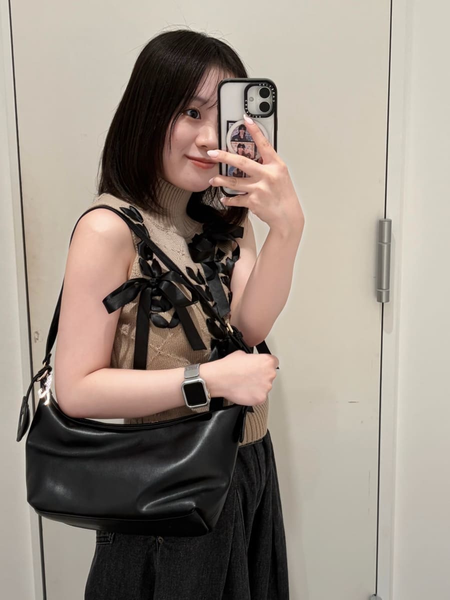 ブラック系のデニムパンツ、ベージュ系のニット/セーター、ブラック系のサンダルを着用したレディースの夏コーディネートの8枚目の写真