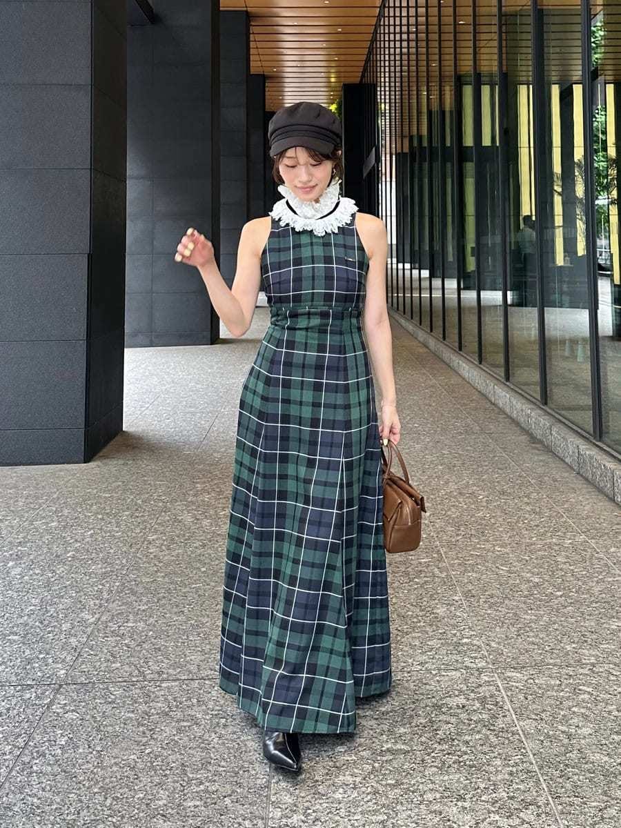 ホワイト系のボストンバッグ、ブルー系のワンピース、ブラック系のブーツを着用したレディースの夏コーディネートの6枚目の写真