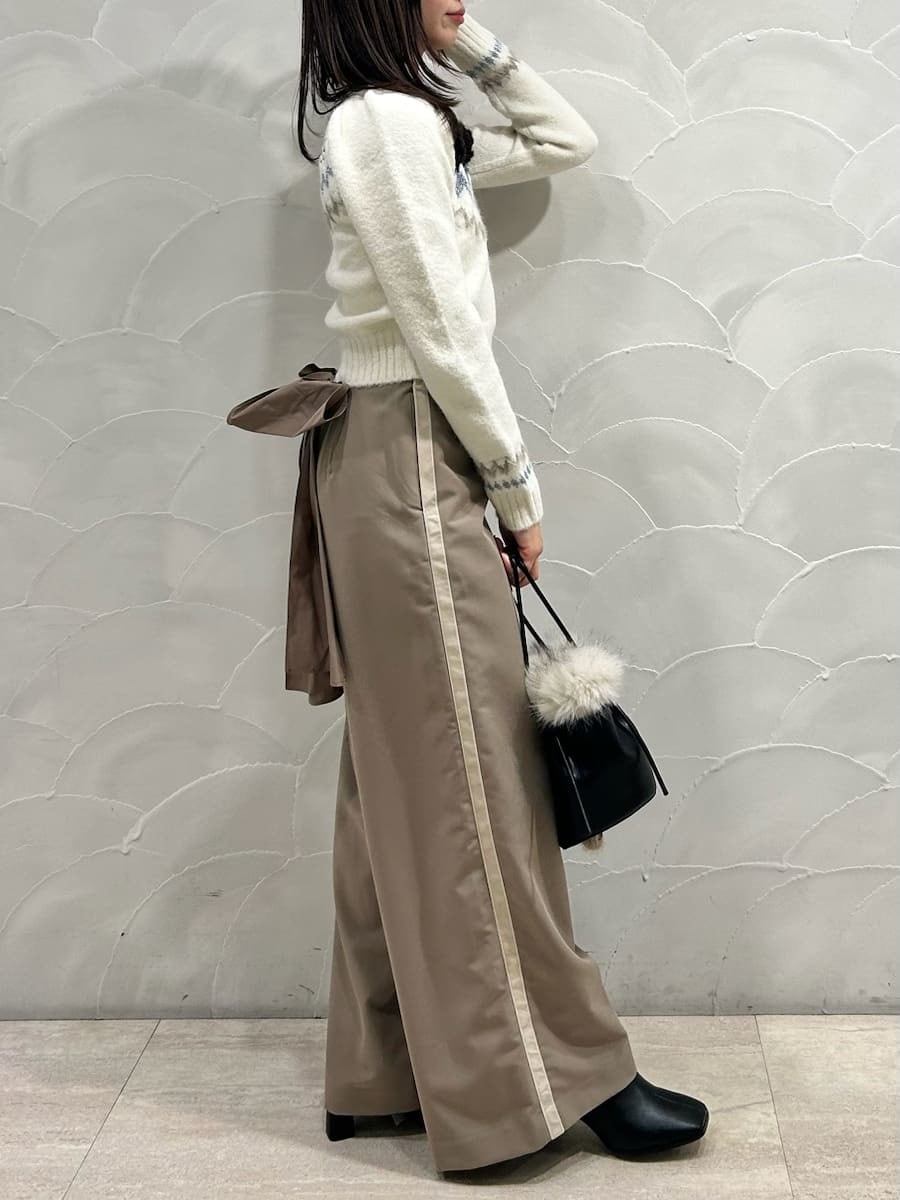 ブラウン系のその他パンツ、ホワイト系のニット/セーター、ブラック系のハンドバッグを着用したレディースの冬コーディネートの4枚目の写真