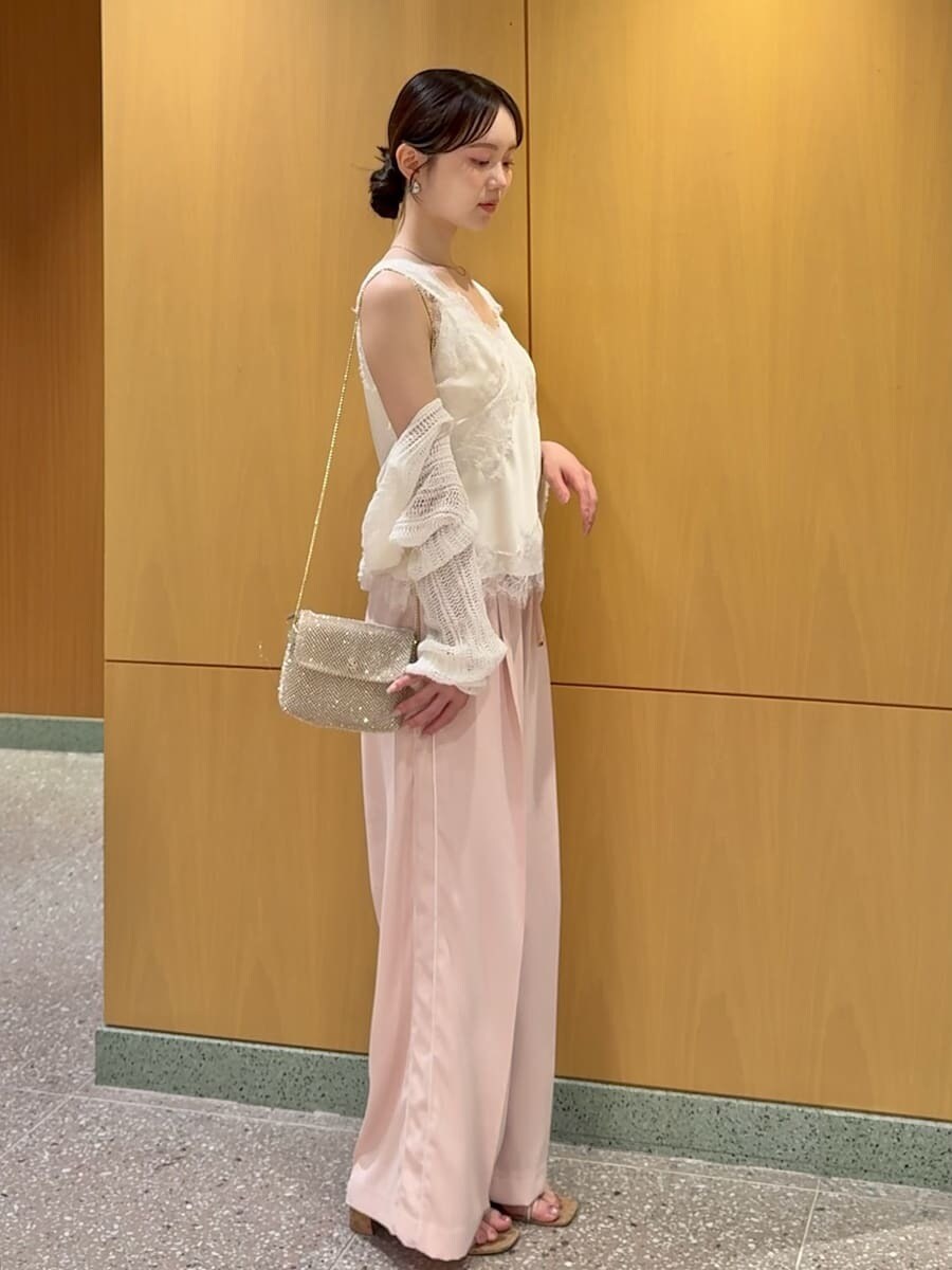 ピンク系のその他パンツ、ホワイト系のカーディガン/ボレロ、その他のサンダルを着用したレディースの夏コーディネートの2枚目の写真