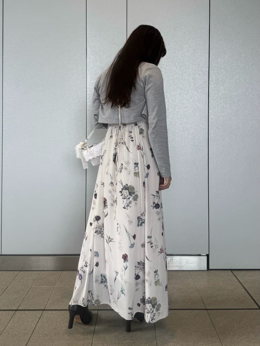 グレー系のブーツ、ホワイト系のワンピースを着用したレディースの冬コーディネートの3枚目の写真