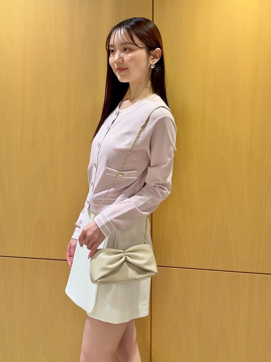 ホワイト系のその他パンツ、ピンク系のカーディガン/ボレロ、ホワイト系のサンダルを着用したレディースの春コーディネートの5枚目の写真