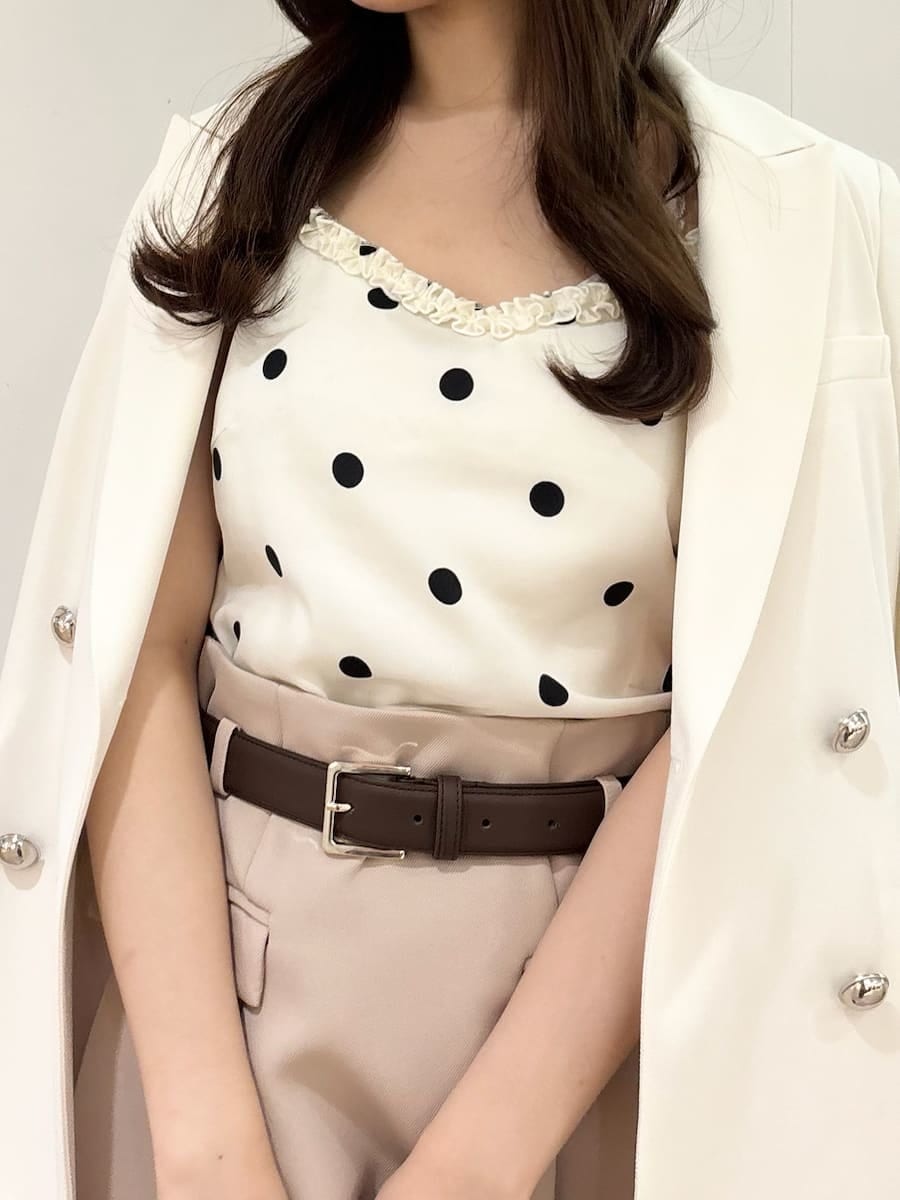 ブラウン系のブーツ、ホワイト系のテーラードジャケット、ベージュ系のスカートを着用したレディースの冬コーディネートの7枚目の写真