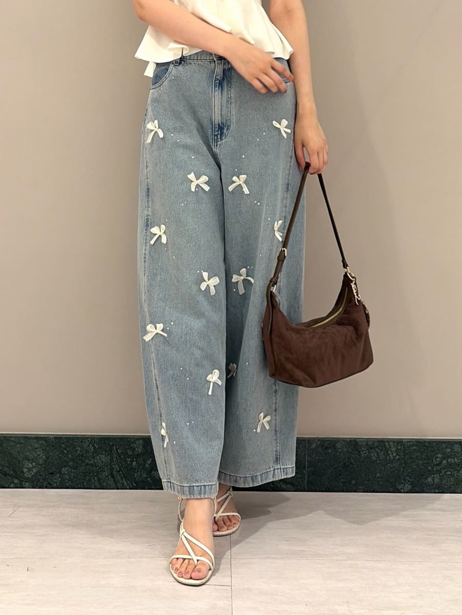 ホワイト系のサンダル、ブルー系のその他パンツ、ホワイト系のニット/セーターを着用したレディースの夏コーディネートの5枚目の写真