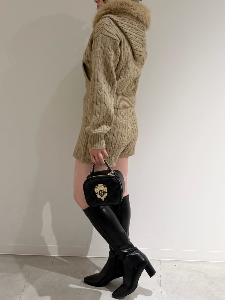 ブラウン系のその他パンツ、ブラウン系のパーカー、ブラック系のブーツを着用したレディースの秋コーディネートの2枚目の写真