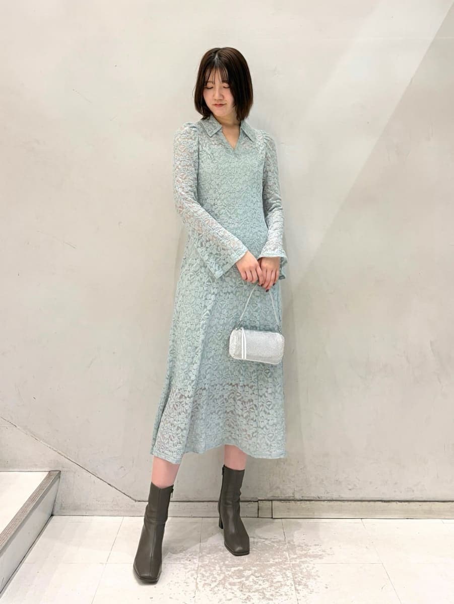 グリーン系のワンピースを着用したレディースの冬コーディネートの5枚目の写真
