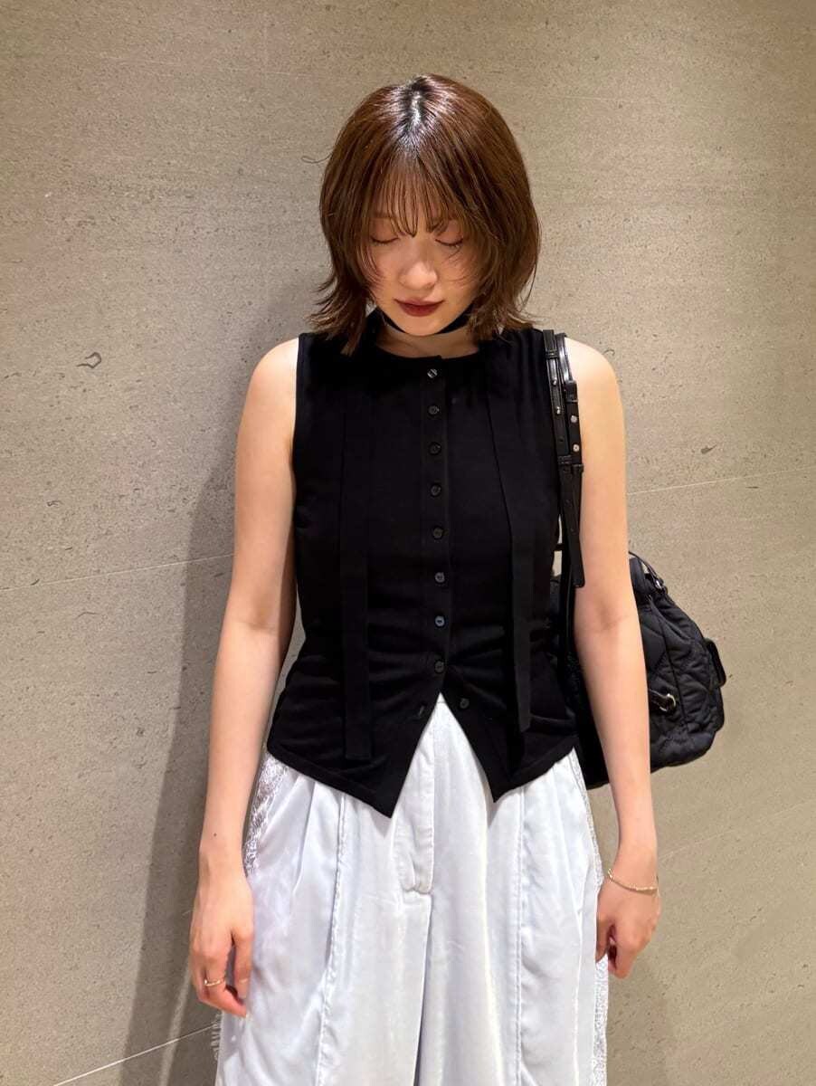 ブルー系のその他パンツ、ブラック系のサンダル、ブラック系のバックパック/リュックを着用したレディースの秋コーディネートの7枚目の写真