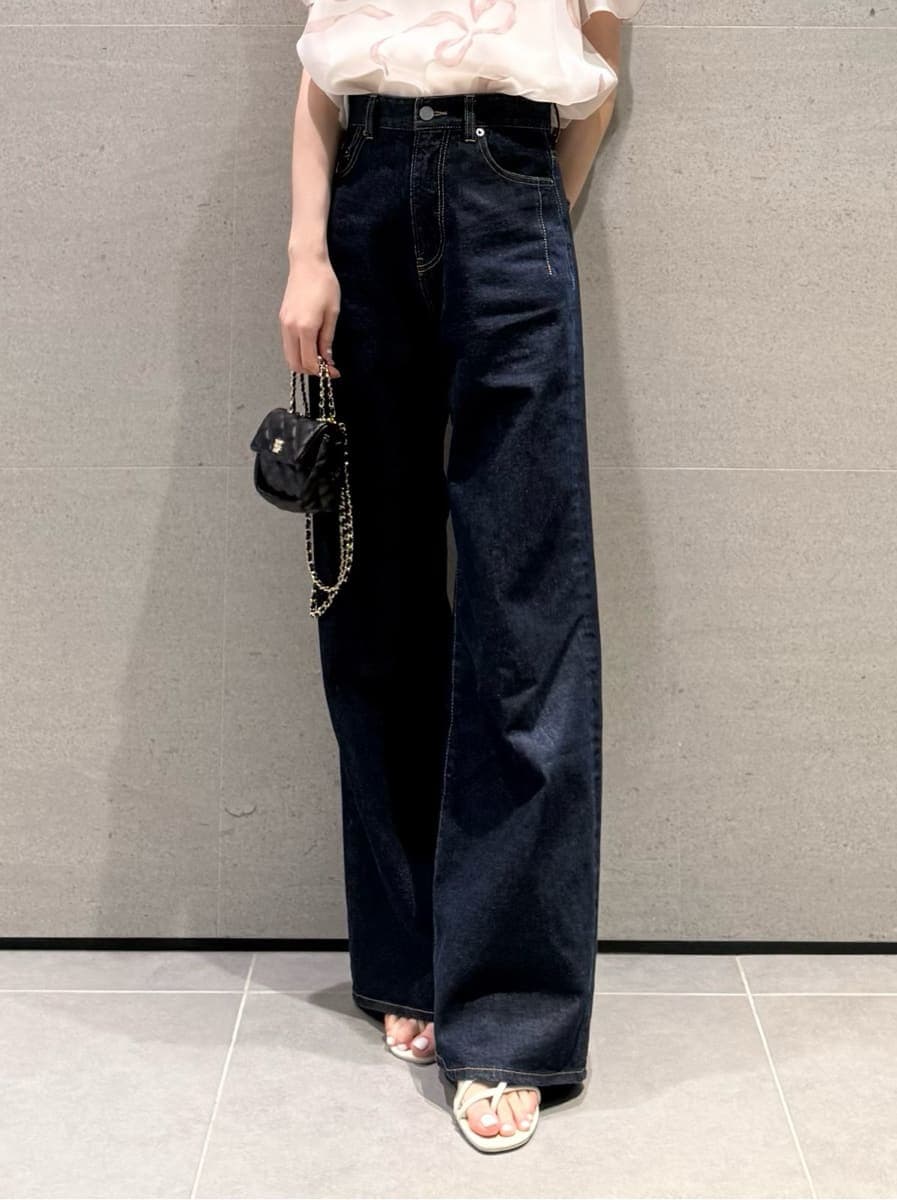 ブルー系のデニムパンツを着用したレディースの春コーディネートの5枚目の写真