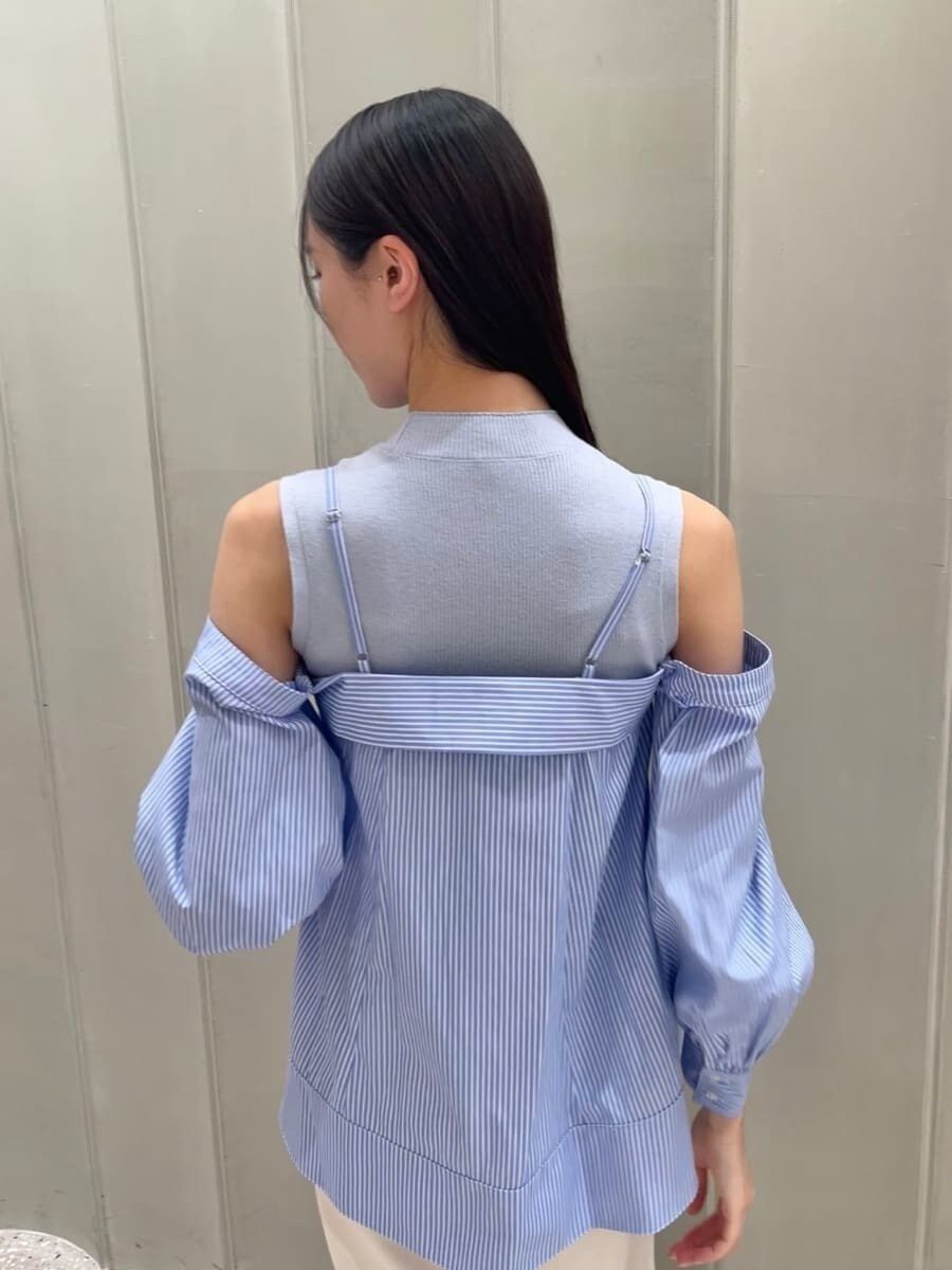 ホワイト系のその他パンツ、ブルー系のニット/セーター、ブラック系のパンプスを着用したレディースの春コーディネートの7枚目の写真