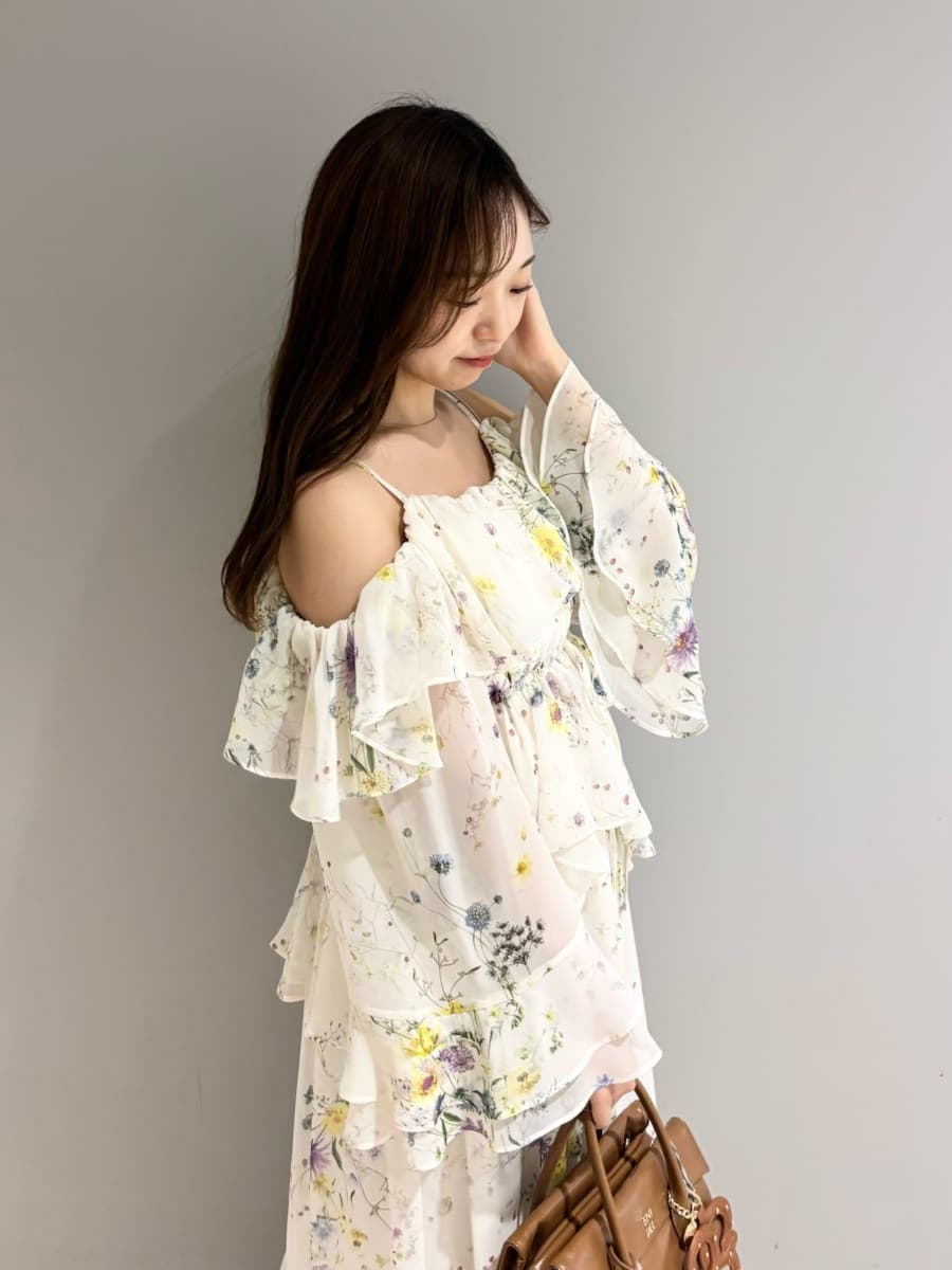 その他のワンピース、イエロー系のボストンバッグ、ブラウン系のブーツを着用したレディースの秋コーディネートの7枚目の写真