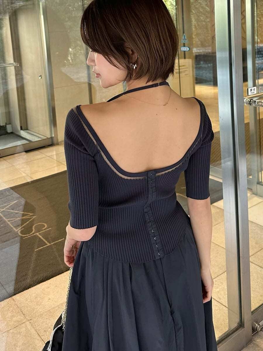 ホワイト系のショルダーバッグ、ブラック系のシュシュを着用したレディースの春コーディネートの5枚目の写真