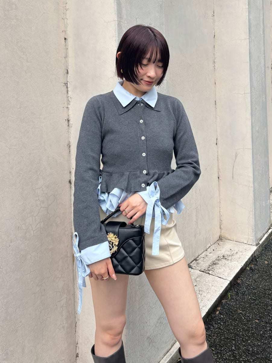 グレー系のカーディガン/ボレロ、ブラック系のショルダーバッグ、ホワイト系のその他パンツを着用したレディースの秋コーディネートの7枚目の写真