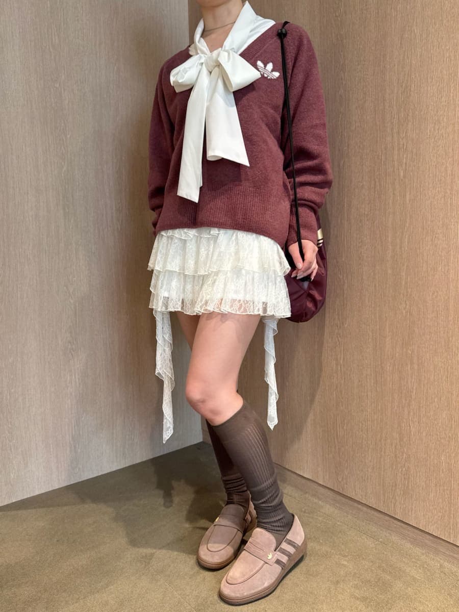ホワイト系のその他パンツ、ホワイト系のシャツ/ブラウスを着用したレディースの秋コーディネートの7枚目の写真