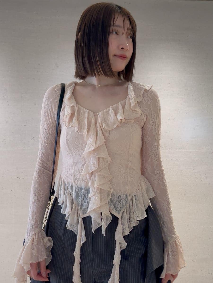 グレー系のその他パンツ、ホワイト系のTシャツ/カットソーを着用したレディースの春コーディネートの5枚目の写真