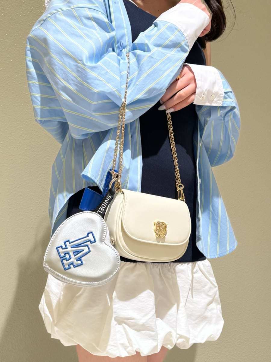 ブルー系のワンピース、ブルー系のシャツ/ブラウス、ホワイト系のショルダーバッグを着用したレディースの春コーディネートの7枚目の写真