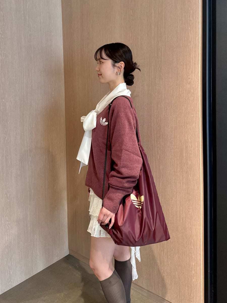 ホワイト系のその他パンツ、ホワイト系のシャツ/ブラウスを着用したレディースの秋コーディネートの5枚目の写真
