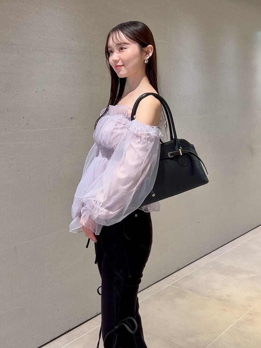 ブラック系のデニムパンツ、パープル系のシャツ/ブラウス、ブラック系のサンダルを着用したレディースの秋コーディネートの5枚目の写真