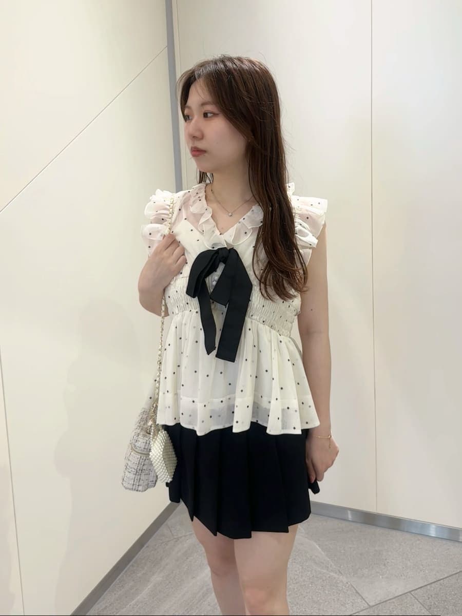 その他のシャツ/ブラウス、ブラック系のその他パンツ、ブラック系のサンダルを着用したレディースの夏コーディネートの5枚目の写真
