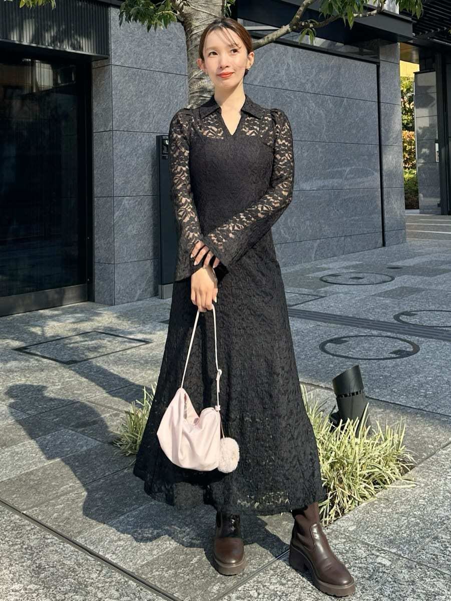 ブラック系のワンピースを着用したレディースの冬コーディネートの6枚目の写真