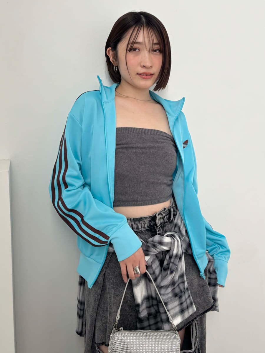 グレー系のデニムパンツ、ブラック系のシャツ/ブラウス、ブラック系のブーツを着用したレディースの秋コーディネートの6枚目の写真