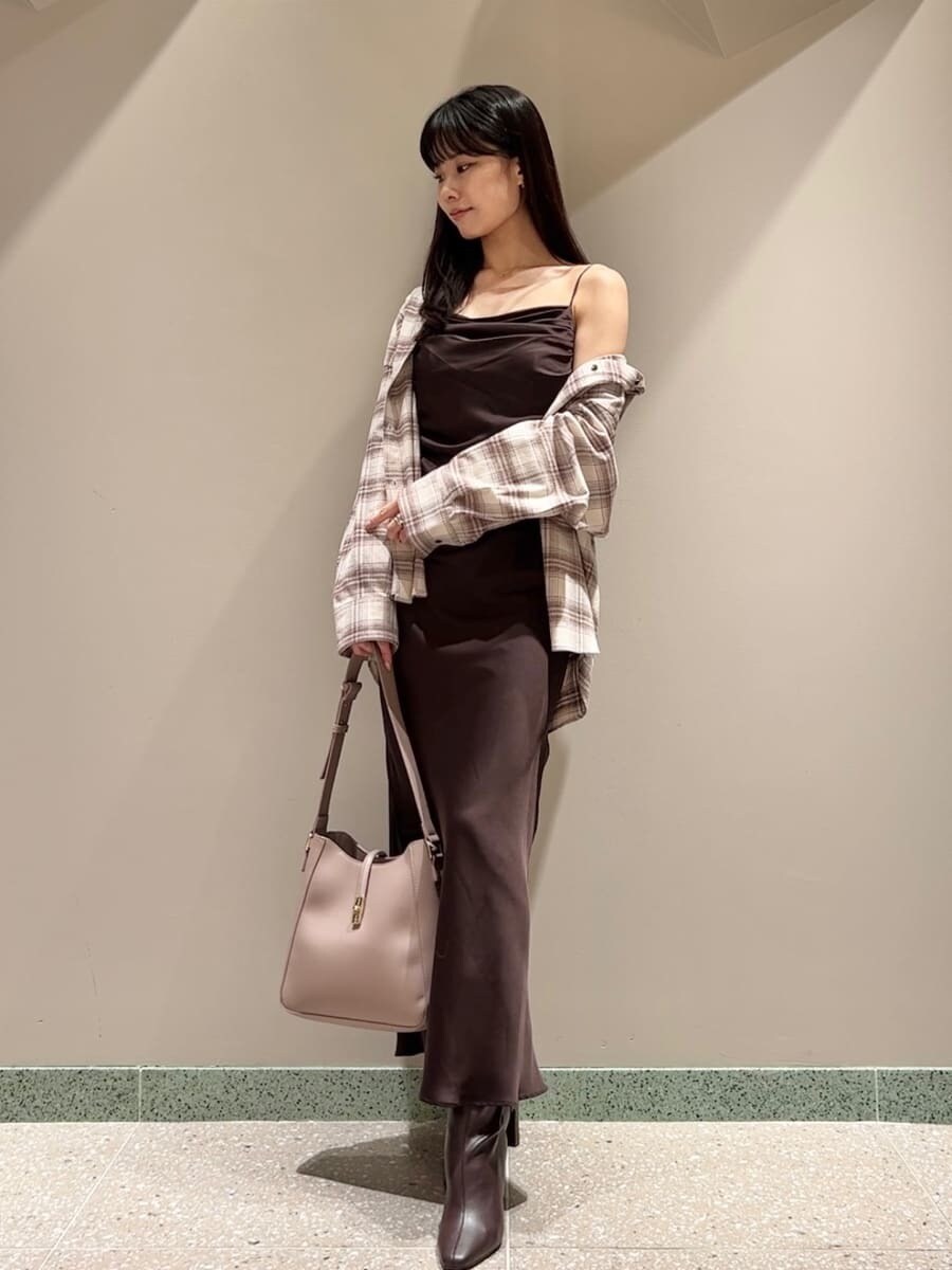 ベージュ系のシャツ/ブラウス、ピンク系のトートバッグ、レッド系のブーツを着用したレディースの秋コーディネートの8枚目の写真