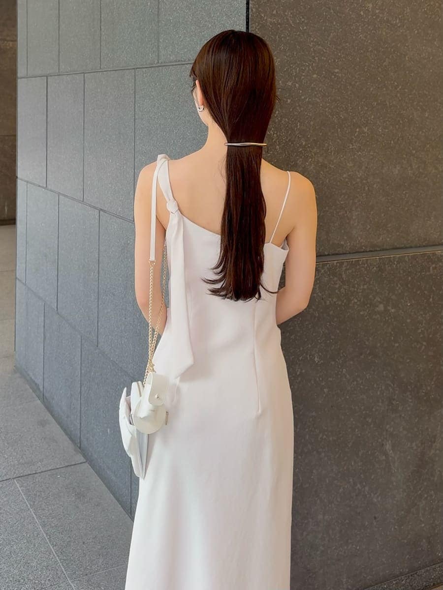 ホワイト系のワンピース、ブルー系のカーディガン/ボレロ、ブラウン系のパンプスを着用したレディースの春コーディネートの7枚目の写真