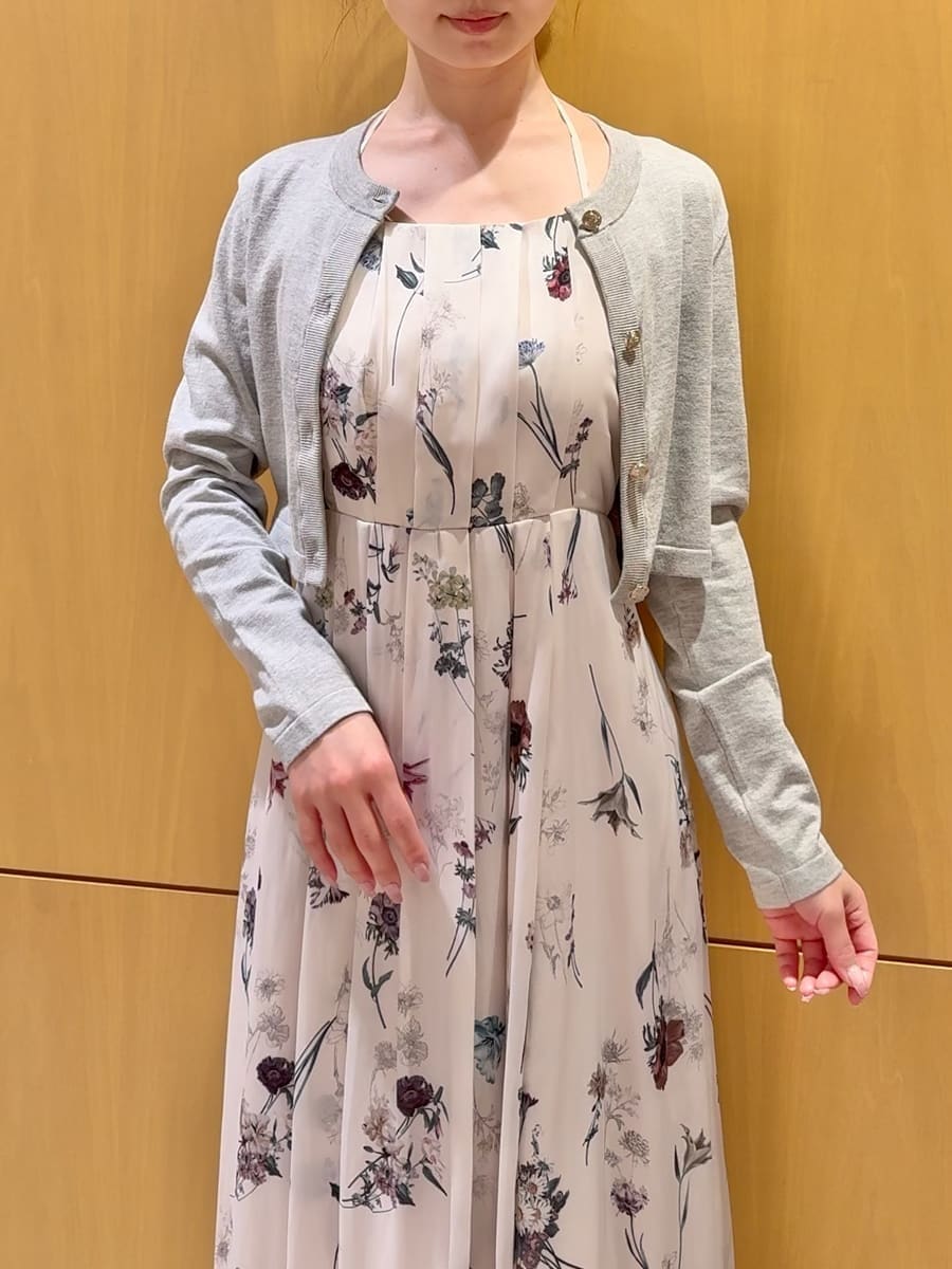 ホワイト系のワンピースを着用したレディースの冬コーディネートの6枚目の写真