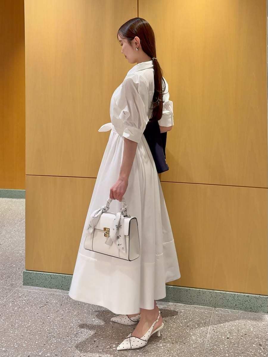 ブルー系のテーラードジャケット、ホワイト系のワンピース、その他のパンプスを着用したレディースの冬コーディネートの2枚目の写真