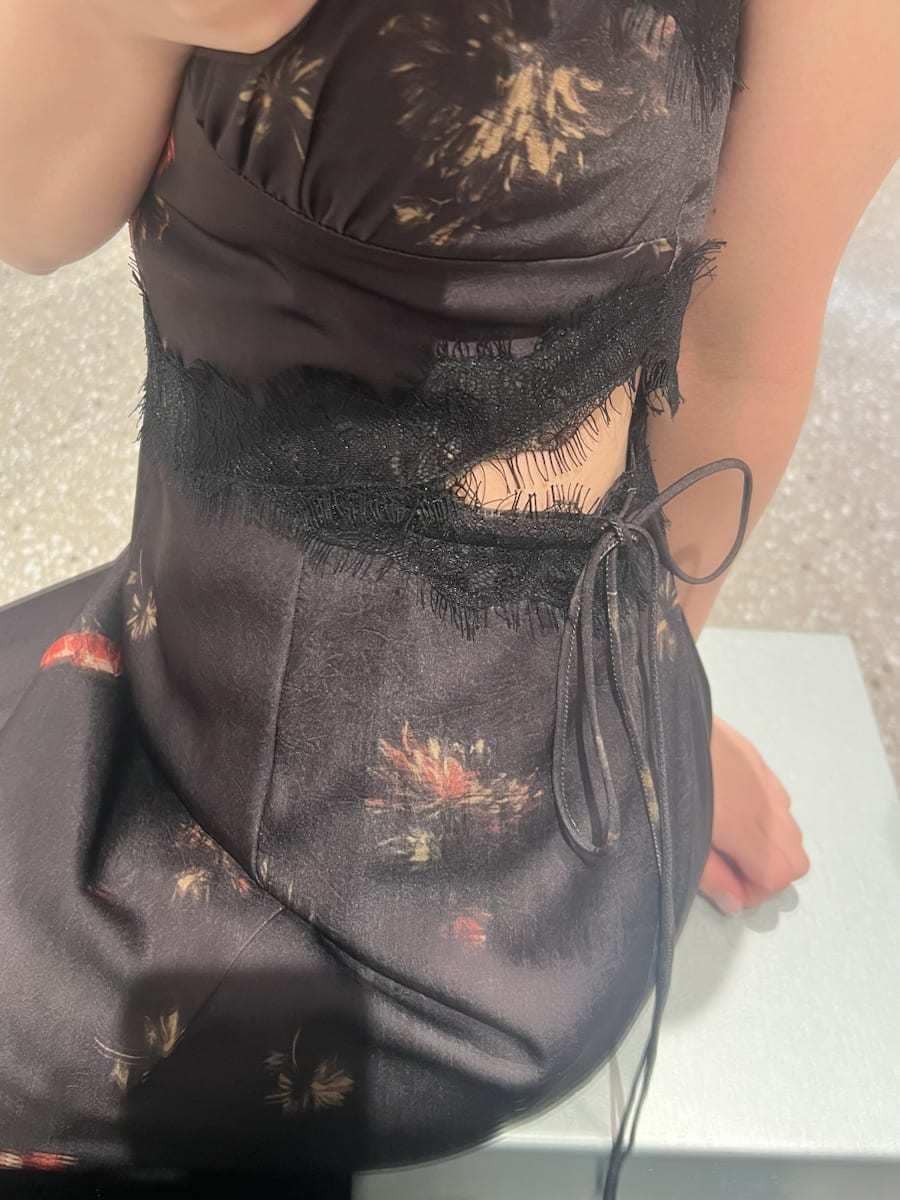 ブラック系のワンピース、ブラック系のパンプス、ブラック系のハンドバッグを着用したレディースの春コーディネートの5枚目の写真