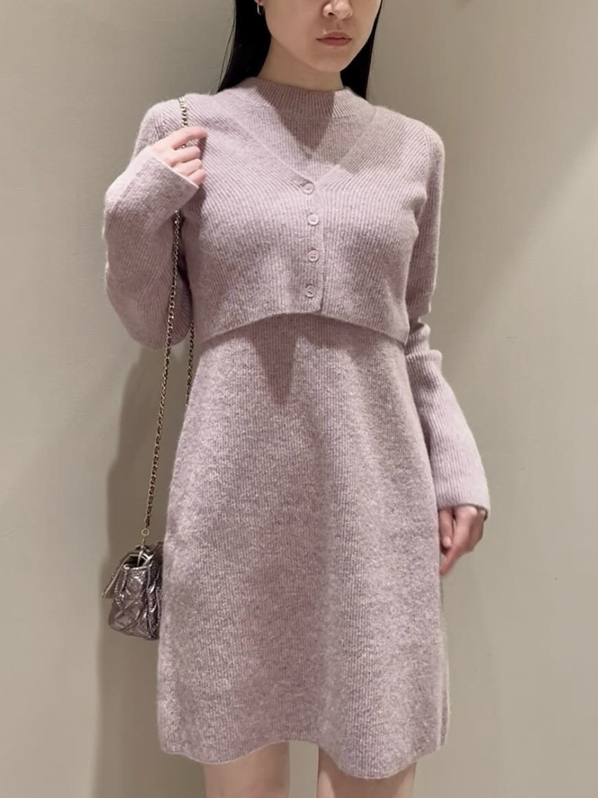 パープル系のショルダーバッグ、ピンク系のワンピース、ピンク系のカーディガン/ボレロを着用したレディースの冬コーディネートの5枚目の写真