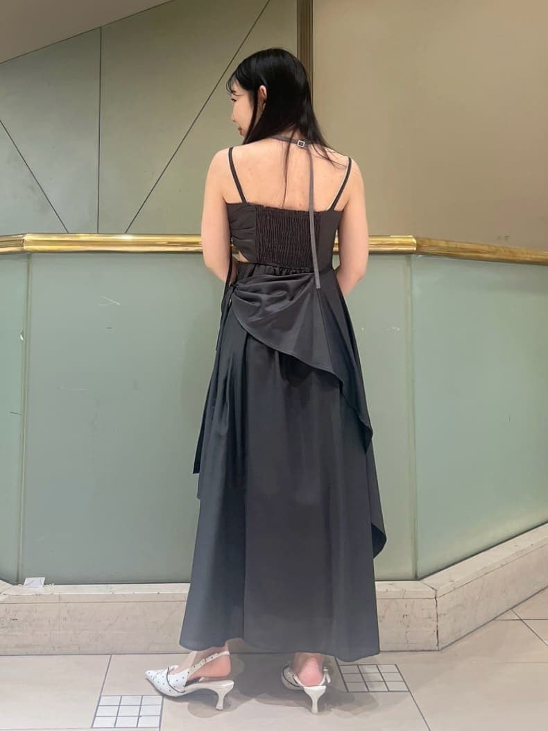 グレー系のワンピース、ホワイト系のパーカー、その他のパンプスを着用したレディースの春コーディネートの4枚目の写真