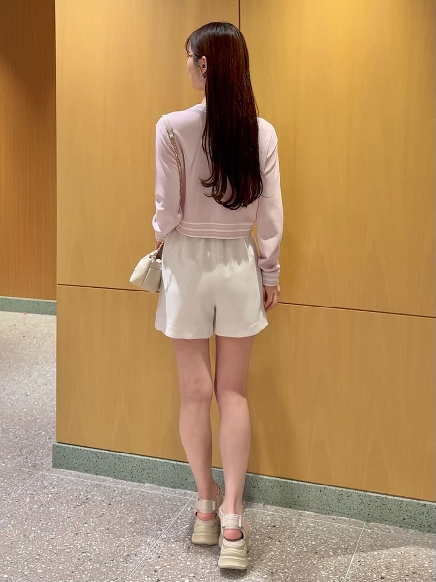 ホワイト系のその他パンツ、ピンク系のカーディガン/ボレロ、ホワイト系のサンダルを着用したレディースの春コーディネートの3枚目の写真