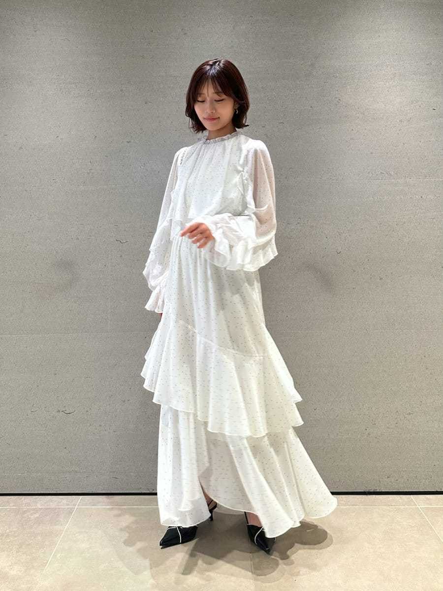 ホワイト系のショルダーバッグ、その他のワンピース、ホワイト系のカーディガン/ボレロを着用したレディースの冬コーディネートの6枚目の写真