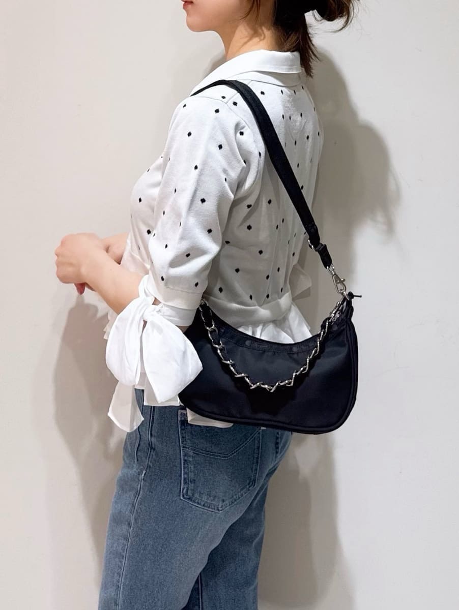 その他のニット/セーター、ブラック系のショルダーバッグ、ホワイト系のサンダルを着用したレディースの春コーディネートの4枚目の写真
