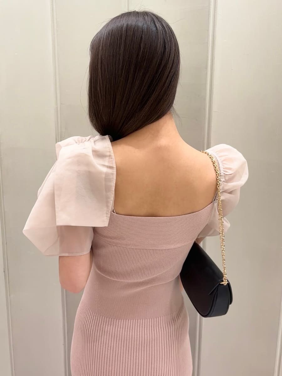 ピンク系のワンピース、ブラック系のパンプス、ブラック系のショルダーバッグを着用したレディースの春コーディネートの7枚目の写真