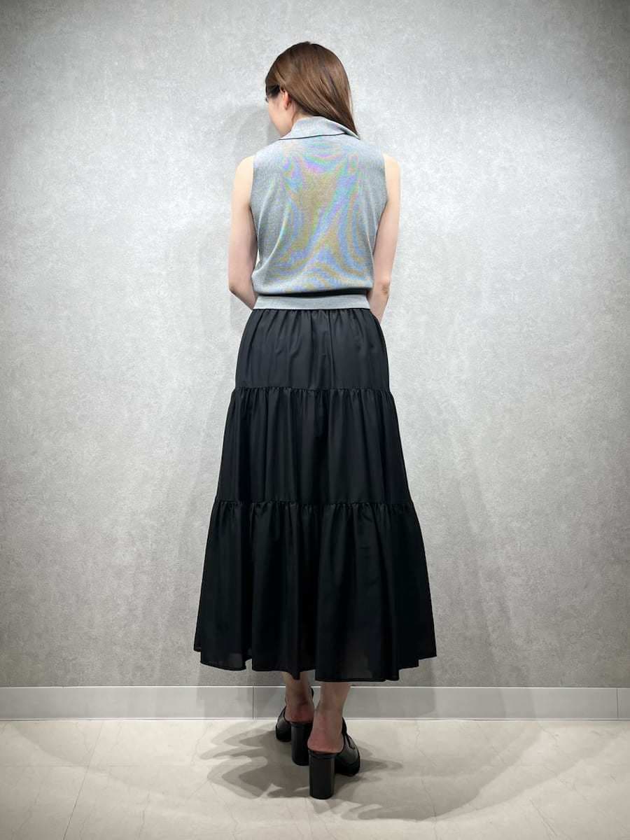 その他のワンピース、ブラック系のローファー、ブラック系のボストンバッグを着用したレディースの夏コーディネートの3枚目の写真